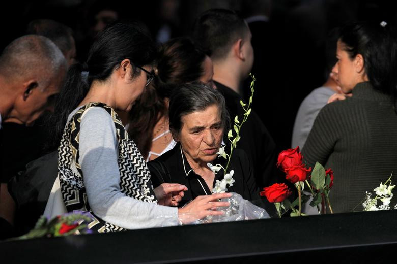 Người thân, bạn bè của các các nạn nhân đặt hoa tưởng niệm tại khu vực Đài tưởng niệm ở Trung tâm Thương mại Thế giới.