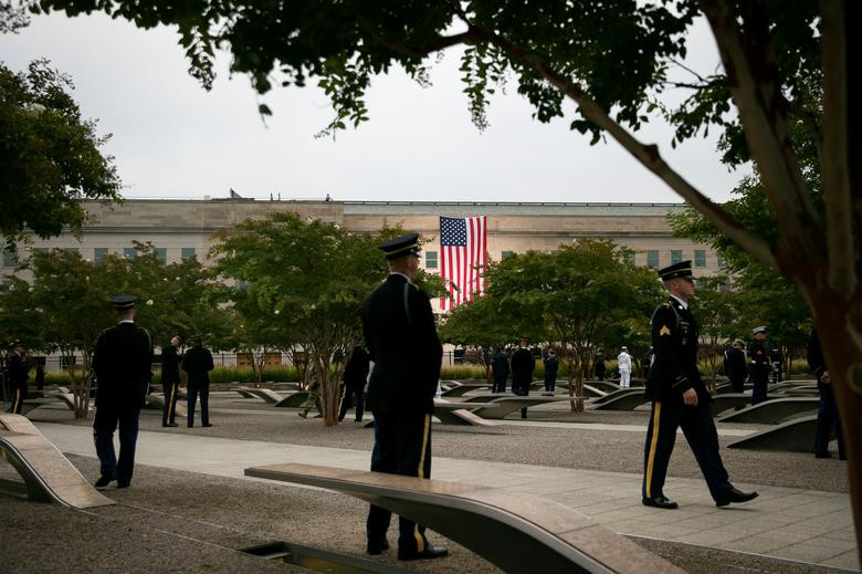 Các quân nhân Mỹ tập trung chuẩn bị cho buổi lễ tưởng niệm tại Lầu Năm Góc ở Arlington, bang Virginia.