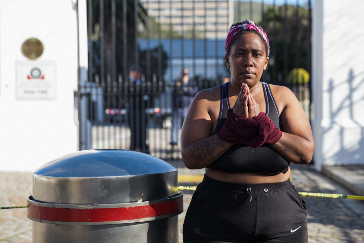 Khi quay trở lại, Uyinene đã bị một người đàn ông tấn công, cưỡng bức, đánh đập và sát hại. Ngày 2/9, một nhân viên 42 tuổi đã bị bắt giữ. Tại phiên tòa xét xử, anh ta thừa nhận hành vi cưỡng hiếp và sát hại Uyinene.