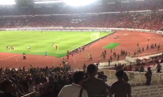 Toan canh bao loan tren san bong Indonesia, Malaysia kien len FIFA-Hinh-10