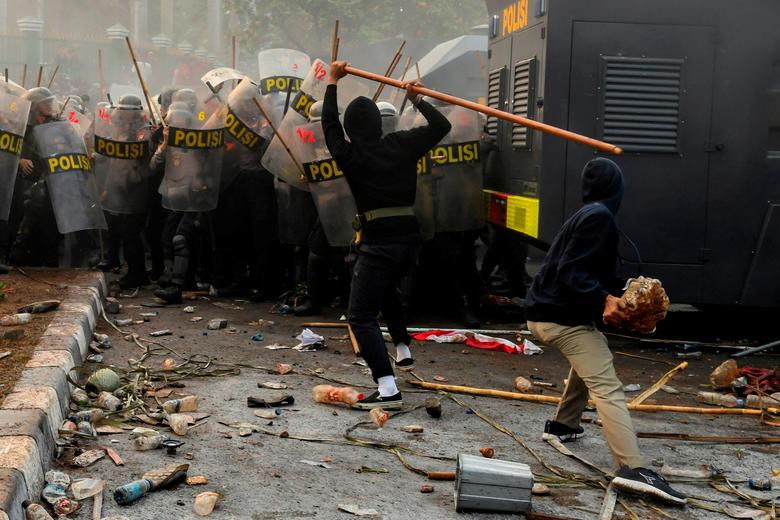 Đụng độ giữa cảnh sát và sinh viên đã xảy ra chiều 24/9 khi người biểu tình ném đá về phía lực lượng an ninh ở Jakarta. Sau đó, cảnh sát Indonesia bắn hơi cay và vòi rồng để giải tán đám đông người biểu tình quá khích.