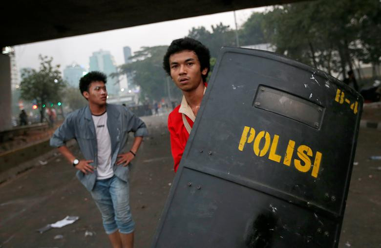 Trong đó, hàng nghìn sinh viên đã tập trung ở khu vực trước và sau lối vào tòa nhà Quốc hội ở thủ đô Jakarta. "Chúng tôi tới Quốc hội để phản đối dự luật mới", sinh viên Fuad Wahyudin, 21 tuổi, cho biết.