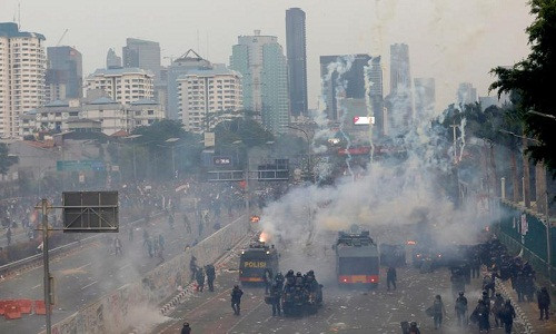 Hơi cay mù mịt ở khu vực bên ngoài tòa nhà Quốc hội Indonesia ở Jakarta ngày 24/9.