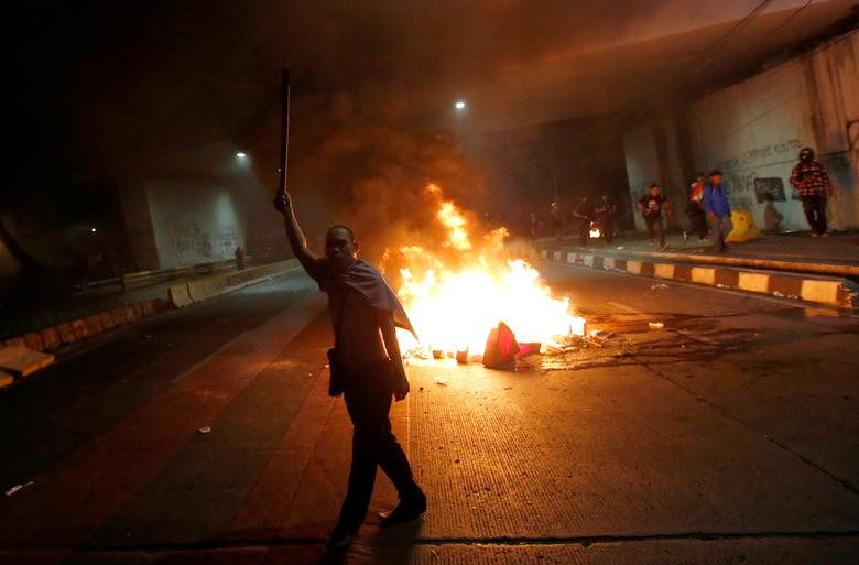 Người biểu tình đốt lửa trên đường phố bên ngoài tòa nhà Quốc hội ở Jakarta.