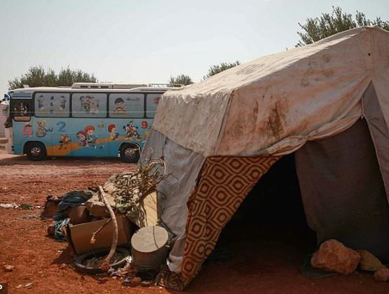 Để khắc phục tình trạng các cơ sở giáo dục phải đóng cửa, chương trình lớp học xe buýt dành cho trẻ sơ tán do tổ chức từ thiện Cứu trợ Syria tài trợ đã được thực hiện từ tháng 5/2019.