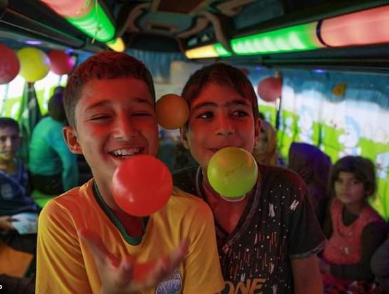 Trong khuôn viên chật chội, thậm chí trần nhà quá thấp để giáo viên có thể đứng thẳng hoàn toàn nhưng các học sinh rất háo hức với lớp học trên bánh xe của mình.