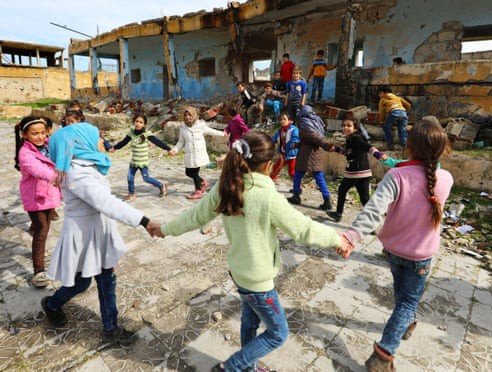 Save The Children - tổ chức phi chính phủ có trụ sở tại Anh cho biết, một số phụ huynh ở Idlib còn cầu xin họ đóng cửa các trường học vì sợ trường học sẽ lọt vào mục tiêu các cuộc không kích.