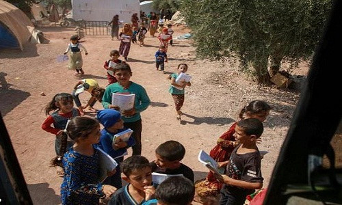 Xe buýt là cầu nối các em với thế giới sách vở, và nếu chương trình dừng lại, trẻ em các khu trại sơ tán này sẽ khó có cơ hội được đi học nữa.