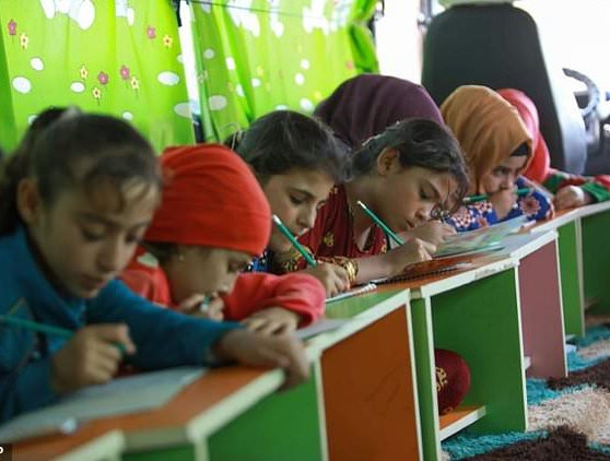 Ở đây, học sinh Idlib được học tiếng Ảrập, toán, khoa học, tiếng Anh, cũng như hát và vẽ.