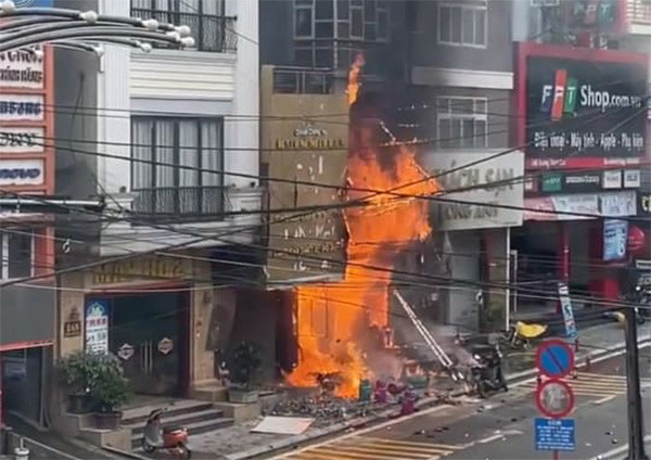 Video: Chay cua hang gas, co nhieu tieng no kinh hoang nhu bom