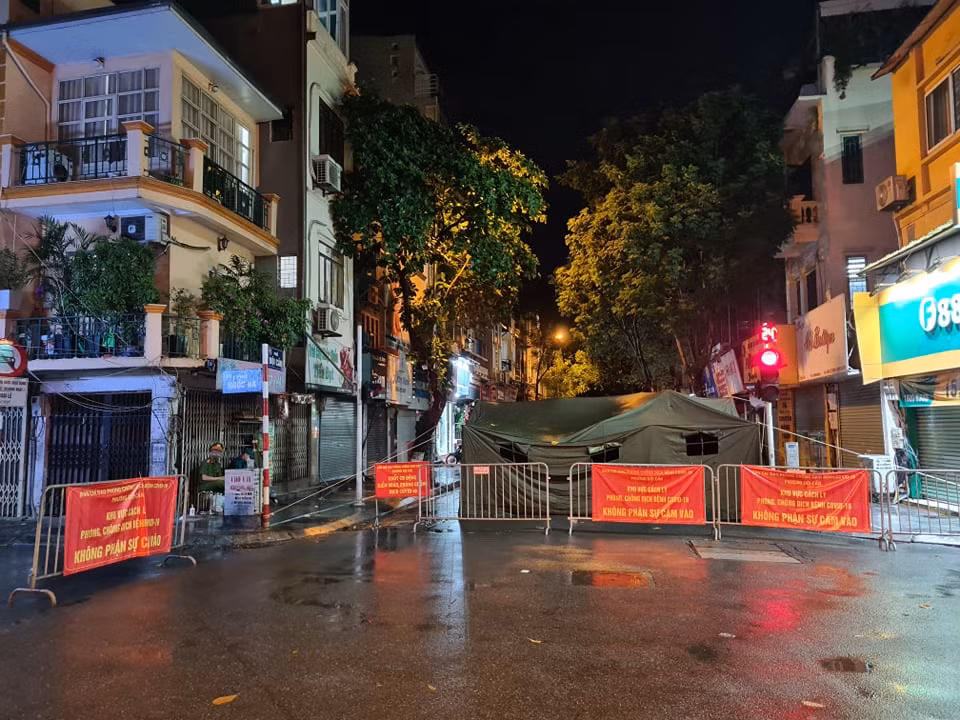 Can canh doan pho Doi Can duoc phong toa vi lien quan COVID-19-Hinh-2