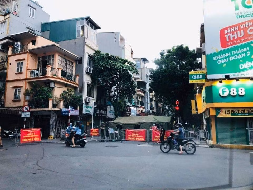 Lực lượng chức năng dựng lều dã chiến, rào chắn cứng phong tỏa đầu phố Đội Cấn và chốt cứng một số ngõ có ca nhiễm COVID-19. 
