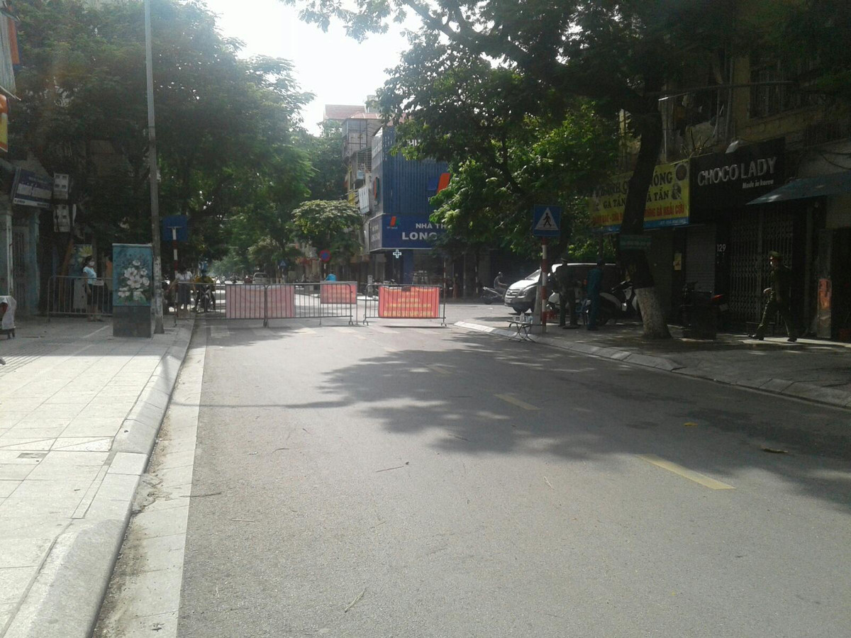 Phía bên trong phố Đội Cấn.