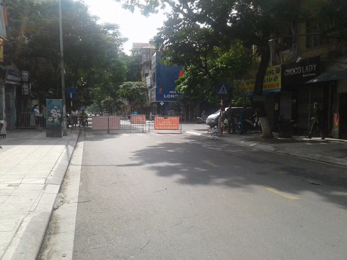 Phía bên trong phố Đội Cấn.