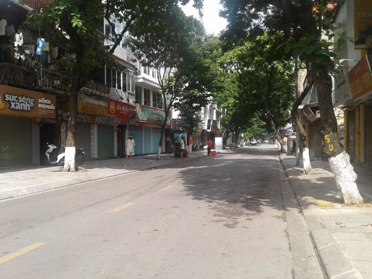 Người dân bên trong khu vực phong tỏa. 