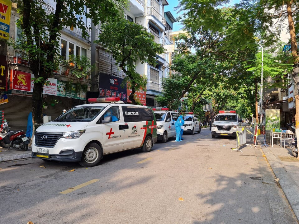 15 ca dương tính tiếp theo ở khu phố này được phát hiện rải rác từ 8/8 đến 12/8 thông qua truy vết và xét nghiệm sàng lọc.