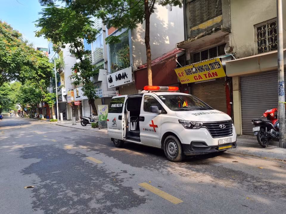 Theo CDC Hà Nội, trường hợp dương tính đầu tiên ở Đội Cấn là phụ nữ 59 tuổi. Ngày 7/8, bà có triệu chứng ho, sốt nên tự đến Bệnh viện Hồng Ngọc xét nghiệm, kết quả dương tính SARS-CoV-2. 