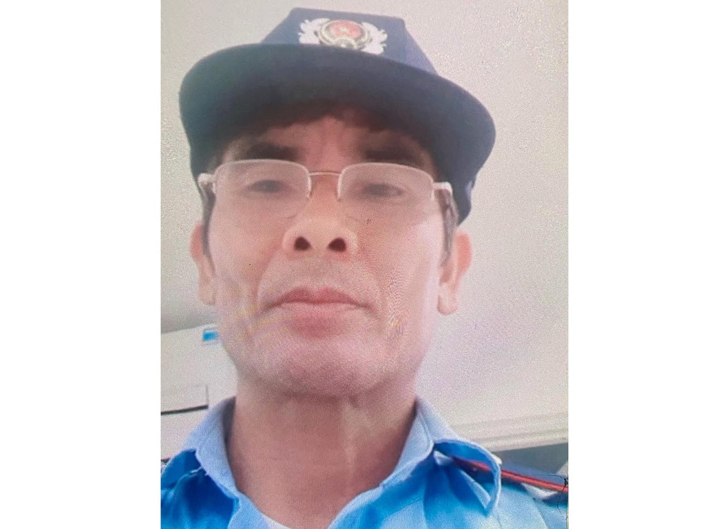 Do mâu thuẫn từ trước, vào khoảng 1h15 ngày 9/8, đối tượng Nguyễn Hữu Phú đã cầm dao nhảy qua tường nhà hàng xóm đối diện là ông Nguyễn Viết C. (SN 1947) chém tử vong chủ nhà. Không dừng lại ở đó, đối tượng đã tìm và chém vợ ông C, con trai ông C bị thương. Cả hai đã được người dân phối hợp với cơ quan chức năng, Công an đưa đi cấp cứu, còn Phú đã bỏ trốn. Hiện vụ chém cả nhà hàng xóm ở Bắc Giang đang được cơ quan chức năng điều tra, làm rõ.