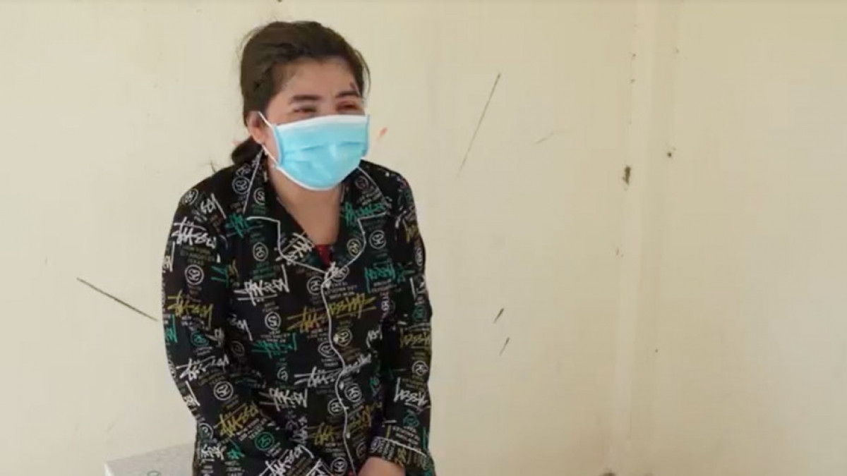  Thóa mạ, cắn tay công an tham gia chống dịch: Bị nhắc nhở vì không đội mũ bảo hiểm khi tham gia giao thông và vi phạm quy định giãn cách, Trần Thị Hồng Oanh (SN 1986, ở Kiên Giang) chửi bới và chống đối tổ công tác làm nhiệm vụ phòng, chống dịch. Ngày 1/8, Oanh bị Công an TP Rạch Giá tạm giữ hình sự.