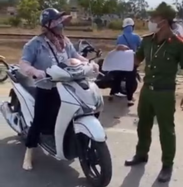  Người phụ nữ gây rối tại chốt kiểm soát dịch COVID-19: Khi đến chốt kiểm soát dịch, lực lượng công an yêu cầu khai báo y tế, viết rõ lý do đi vào tỉnh này. Tuy nhiên, bà P.T.B. (53 tuổi, ở TP Đà Nẵng) không chấp hành mà liên tục thách thức, chửi bới, văng tục, chống đối. Ngày 31/7, bà B. bị UBND xã Điện Hòa, thị xã Điện Bàn, Quảng Nam xử phạt 2,5 triệu đồng. 