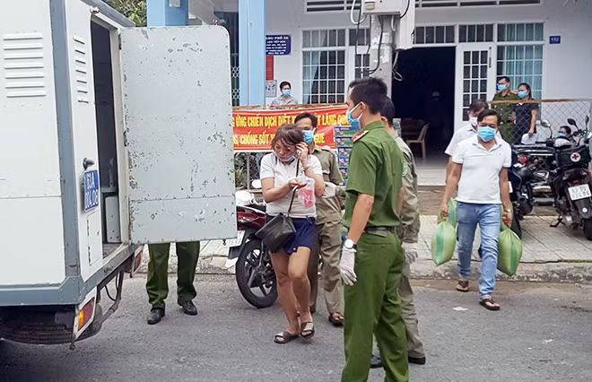  Giật cầu vai, cắn chảy máu Cảnh sát để... thông chốt phòng dịch: Ngày 8/7, khi bị lực lượng chức năng nhắc nhở về việc không đeo khẩu trang phòng dịch COVID-19, Nguyễn Thị Hồng Trúc (SN 1987, ngụ TP Mỹ Tho, Tiền Giang) không tuân thủ mà còn có hành vi chống đối cắn chảy máu tay một cán bộ Công An ở TP Mỹ Tho. 
