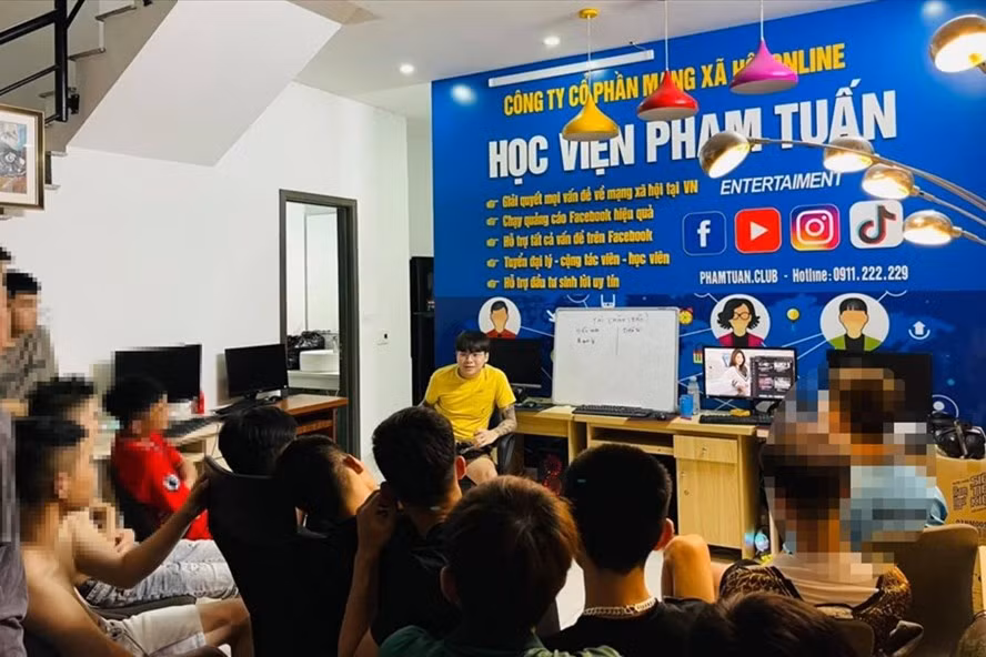  Tán gia bại sản vì tin lời giang hồ mạng đầu tư vào tiền ảo: Theo báo Lao động, vừa qua, Phạm Tuấn, 'em trai' Khá Bảnh, cùng nhiều thông tin về mô hình sàn đa cấp BitcoinDeFi bỗng dưng 'biến mất', nhiều nhà đầu tư rơi vào trạng thái hoảng loạn khi không rút được tiền.