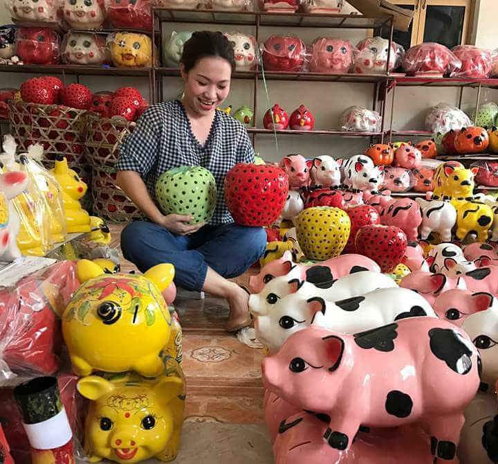 Ngân "gốm" còn dùng việc bán hàng để kêu gọi cứu trợ thiên tai, vùng kinh tế khó khăn. Mục đích của Ngân nhằm lừa đảo chiếm đoạt tài sản của người mua hàng. Khi những "con mồi" cắn câu và chuyển tiền cho Ngân thì lập tức bị chặn số liên lạc, chặn liên kết trên nền tảng mạng xã hội Zalo, Facebook. Sau đó, Ngân còn chửi bới, nhục mạ những người mua hàng. 