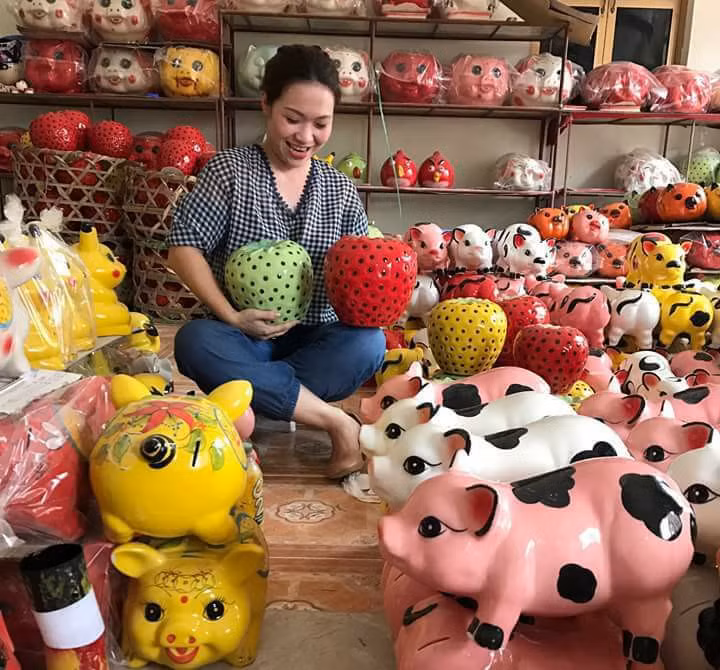 Ngân "gốm" còn dùng việc bán hàng để kêu gọi cứu trợ thiên tai, vùng kinh tế khó khăn. Mục đích của Ngân nhằm lừa đảo chiếm đoạt tài sản của người mua hàng. Khi những "con mồi" cắn câu và chuyển tiền cho Ngân thì lập tức bị chặn số liên lạc, chặn liên kết trên nền tảng mạng xã hội Zalo, Facebook. Sau đó, Ngân còn chửi bới, nhục mạ những người mua hàng. 