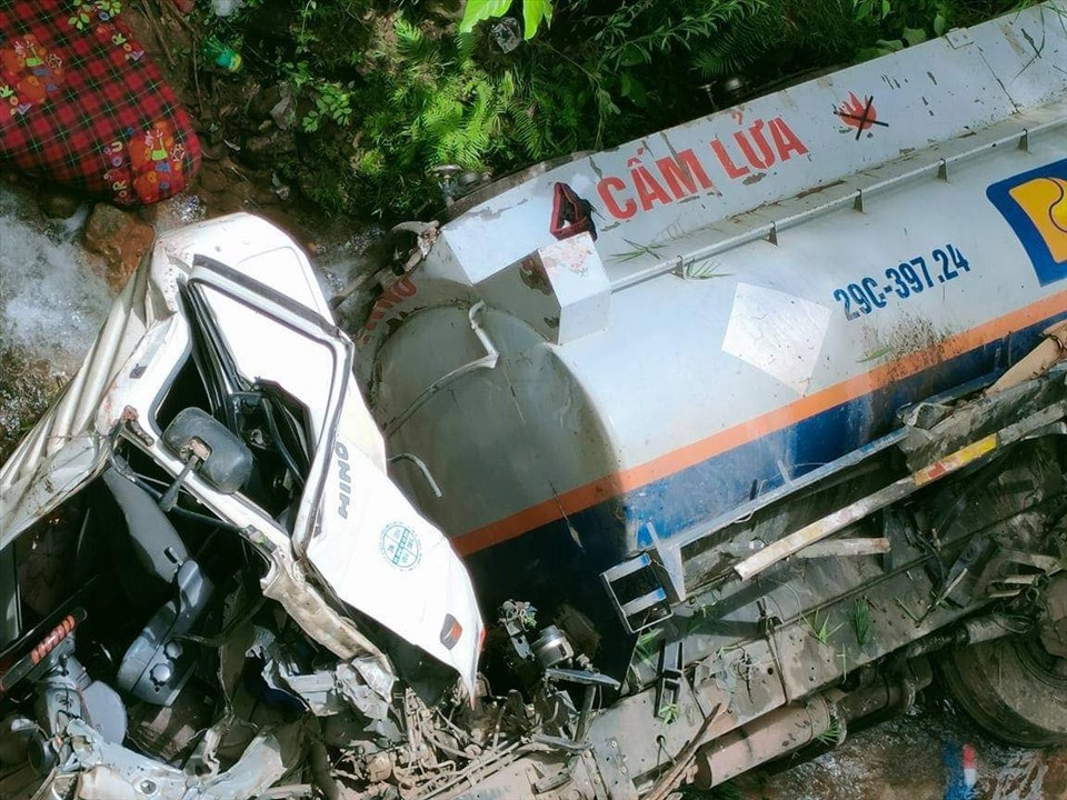 Một người dân chứng kiến sự việc cho biết, thời điểm xảy ra tai nạn chiếc xe không chở theo xăng dầu. 