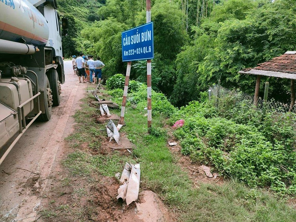 Theo thông tin ban đầu, vụ xe chở xăng dầu lao xuống suối xảy khoảng 10h30 ngày 17/8 tại Km223+020 Quốc lộ 6 thuộc khu vực cầu Suối Bưn, xã Tú Nang, huyện Yên Châu, tỉnh Sơn La.
