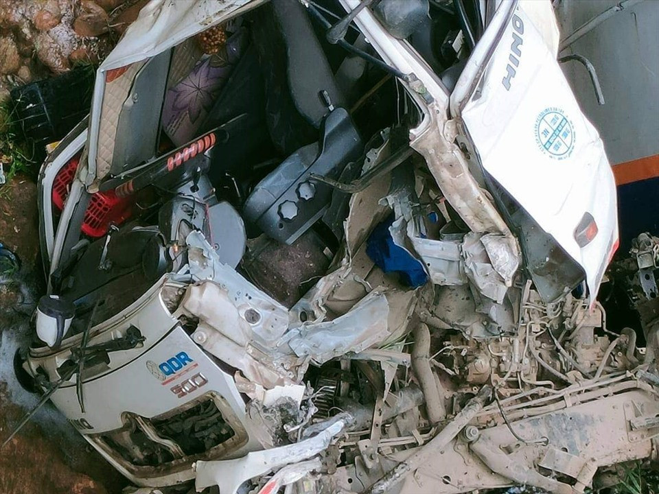 Tại hiện trường chiếc xe nằm gọn dưới suối, cách mặt cầu khoảng 10 mét. Phần đầu chiếc xe bị biến dạng hoàn toàn.