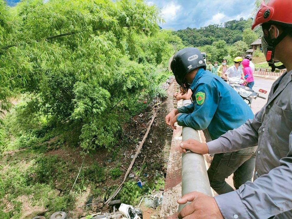 Hiện vụ xe chở xăng dầu lao xuống suối khiến 1 người bị thương nặng đang được cơ quan chức năng điều tra, làm rõ.