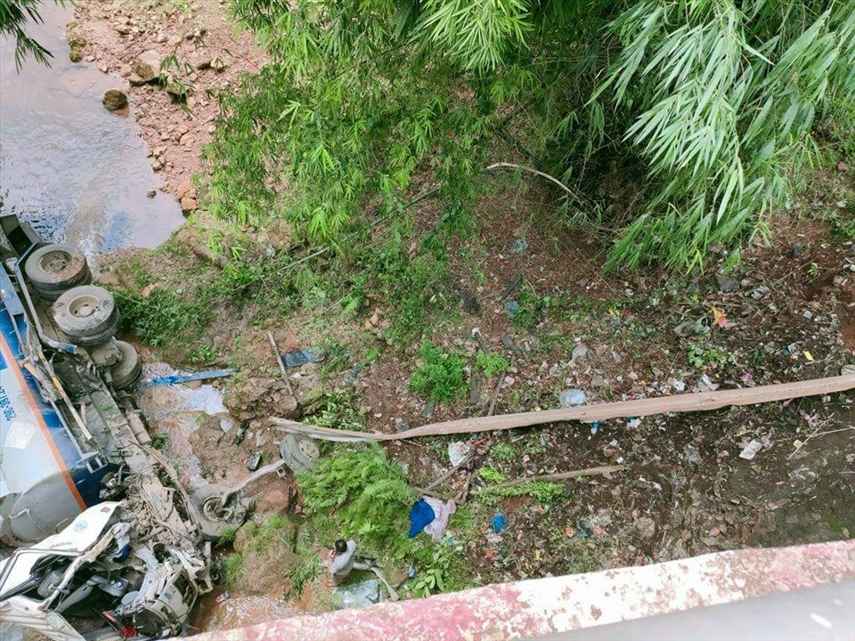 Thời điểm trên chiếc ô tô chở xăng dầu biển số 29C-397.24 (lái xe chưa rõ tên tuổi), điều khiển hướng Sơn La - Hà Nội, khi đến địa điểm trên đã tự đâm vào công trình đường bộ, lao xuống cầu khiến 1 người bị thương nặng.