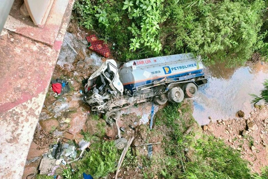 Ngày 17/8, Chi cục Quản lý Đường bộ I.1 (Tổng cục Đường bộ Việt Nam) cho biết, trên Quốc lộ 6 đoạn qua tỉnh Sơn La vừa xảy ra vụ xe chở xăng dầu lao xuống suối khiến 1 người bị thương nặng. 