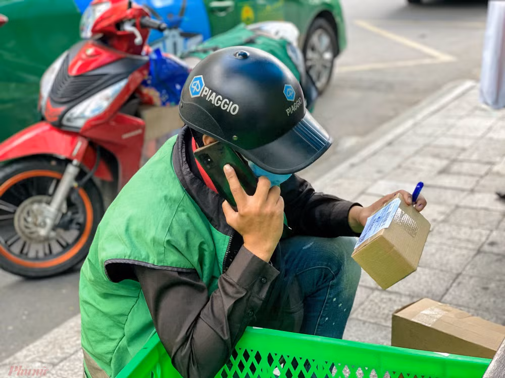 Nhóm đối tượng được lưu thông để vận chuyển hàng hóa thiết yếu gồm: Đội ngũ người giao hàng (shipper) có quản lý ứng dụng công nghệ được lưu thông, vận chuyển hàng hóa thiết yếu liên quận, huyện, thành phố Thủ Đức và phải đảm bảo các biện pháp phòng, chống dịch, giao nhận thanh toán không tiếp xúc và có các đặc điểm nhận diện; người đi giao - nhận hàng hóa của các cơ sở chế biến thực phẩm, cửa hàng bán lẻ lương thực, thực phẩm. (Ảnh minh họa)