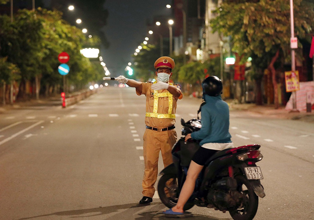 Đối với khung giờ từ 18h đến 6h, TP yêu cầu mọi người dân hạn chế tối đa ra đường, các cửa hàng, cơ sở kinh doanh phải tiếp tục tạm ngưng hoạt động, trừ trường hợp được phép. (Ảnh minh họa)