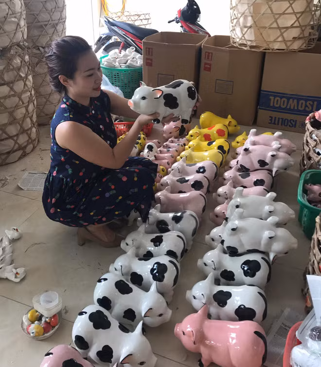 Đáng chú ý, bà Ngân còn dùng việc bán hàng để kêu gọi cứu trợ thiên tai, vùng kinh tế khó khăn.