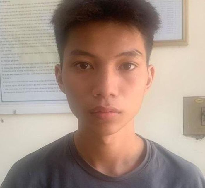  Bắt thanh niên trộm đơn hàng chứa iPhone 11 của khách: Quá trình phân loại hàng để chuyển, Nguyễn Hồng Quang (SN 2003; trú huyện Gia Lâm, Hà Nội) là nhân viên kho chuyển phát đã trộm điện thoại iPhone 11 giấu vào cốp xe rồi mang về nhà. Ngày 17/8, Quang bị Công an quận Long Biên khởi tố. 