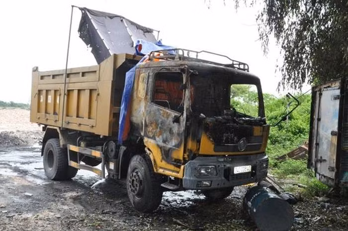  Đốt ô tô để đòi hơn 2,5 tỷ đồng tiền cá độ bóng đá: Vì không đòi được số tiền nợ cá độ bóng đá hơn 2,5 tỷ đồng, Nguyễn Thành Luân (SN 1990, ở TP Chí Linh, tỉnh Hải Dương) đã chỉ đạo đàn em đến uy hiếp, đốt xe ô tô của người nợ gây thiệt hại khoảng 100 triệu đồng. Ngày 17/8, Luân cùng đàn em bị Công an TP Chí Linh bắt tạm giam.