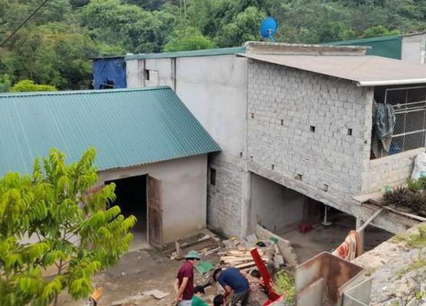 Tin nong 17/8: Be gai 6 tuoi roi xuong dat tu vong