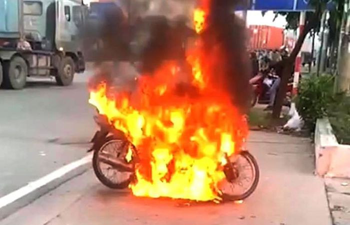  Đốt xe máy khi bị xử lý vi phạm quy định phòng, chống dịch: Ngày 17/8, trên đường Mỹ Phước - Tân Vạn, phường Phú Lợi, TP Thủ Dầu Một (Bình Dương), một nam thanh niên bị công an xử lý về hành vi ra đường trong khung giờ hạn chế, người này không chấp hành và đốt xe máy của mình. Công an đã dập tắt đám cháy, đưa nam thanh niên về trụ sở để phục vụ điều tra.