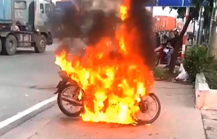  Đốt xe máy khi bị xử lý vi phạm quy định phòng, chống dịch: Ngày 17/8, trên đường Mỹ Phước - Tân Vạn, phường Phú Lợi, TP Thủ Dầu Một (Bình Dương), một nam thanh niên bị công an xử lý về hành vi ra đường trong khung giờ hạn chế, người này không chấp hành và đốt xe máy của mình. Công an đã dập tắt đám cháy, đưa nam thanh niên về trụ sở để phục vụ điều tra.