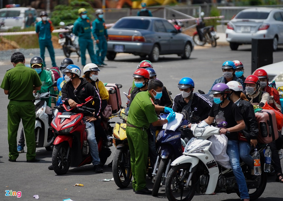 Nhiều người thất vọng khi không được về quê. Tuy nhiên, một số người khi được cảnh sát giải thích đã tự động quay về, một số khác được lực lượng chức năng giúp đưa qua các trạm kiểm soát để về nơi cư trú. 