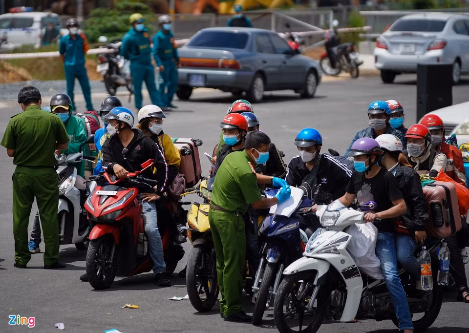 Nhiều người thất vọng khi không được về quê. Tuy nhiên, một số người khi được cảnh sát giải thích đã tự động quay về, một số khác được lực lượng chức năng giúp đưa qua các trạm kiểm soát để về nơi cư trú. 