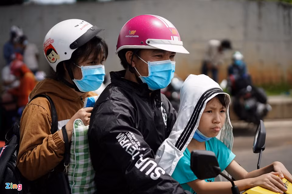 Anh Trần Văn Đức (31 tuổi, ngụ TP. Thủ Đức) có ý định đưa vợ con về quê ở Nghệ An. Do tình hình dịch kéo dài, công việc không có, nợ tiền trọ 3 tháng nên buộc phải trả nhà trọ. Sau khi được bạn bè rủ, anh quyết định test Covid-19 để về quê.