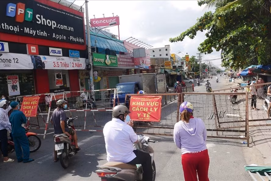  Đình chỉ, chuyển công tác 2 Chủ tịch phường lơ là chống dịch: Ngày 7/8, UBND quận 8, TP HCM đã đình chỉ công tác đối với ông Trần Phát Tấn - Chủ tịch UBND phường 15, chuyển công tác ông Lê Minh Tâm - Chủ tịch UBND phường 16 đến nhận công tác tại Phòng nội vụ quận 8 vì lơ là trong phòng chống dịch COVID-19 trên địa bàn phường. (Ảnh minh họa)