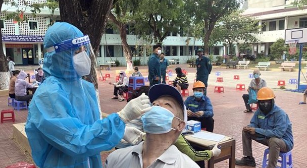  Tạm đình chỉ một Chủ tịch xã để dịch lây lan ra cộng đồng: Ngày 1/8, UBND huyện Hoài Ân (tỉnh Bình Định) đã tạm đình chỉ công tác 15 ngày đối với bà Phạm Thị Thu Hà, Chủ tịch UBND xã Ân Tường Tây. Bà Hà đã để cho một nữ bệnh đi từ Bình Dương về đến xã Ân Tường Tây làm lây lang COVID-19 ra cộng đồng. (Ảnh minh họa)