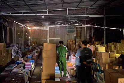 Theo cơ quan công an, từ 18/22/6, các lực lượng chức năng bắt quả tang nhóm người tham gia in ấn, gia công, tiêu thụ sách giả tại xưởng in sách của Công ty Cổ phần In và Văn hóa truyền thông Hà Nội và Công ty TNHH Thương mại và Sản xuất Phú Hưng Phát. Đồng thời, cơ quan chức năng khám xét khẩn cấp hơn 50 địa điểm của đường dây sản xuất và tiêu thụ các loại sách giáo khoa giả ở Hà Nội, Bắc Ninh, Bắc Giang, Nam Định, Vĩnh Phúc, Thái Nguyên, Thanh Hóa. (Ảnh minh họa)