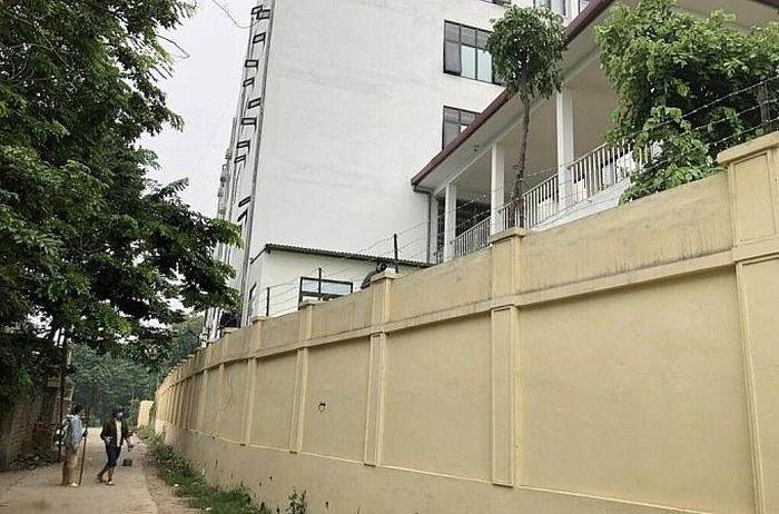  Vượt tường rào mua bao thuốc lá: Mặc dù đang phải áp dụng biện pháp cách ly y tế tập trung nhưng anh C.V.T (SN 1998, trú huyện Diễn Châu, Nghệ An) đã nhảy tường trốn ra khỏi khu cách ly để mua thuốc lá. Ngày 15/8, UBND huyện Diễn Châu đã xử phạt anh T. 7,5 triệu đồng. 