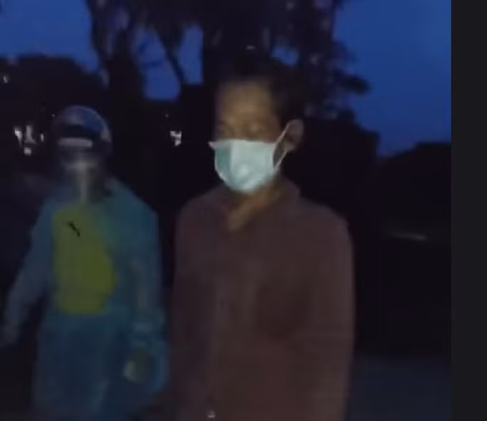  Lên cơn nghiện ma túy, trốn khỏi khu cách ly: Đang điều trị tại khu cách ly tập trung N.V. L. (33 tuổi, trú thị xã La Gi, Bình Thuận) được xác định nghiện ma túy đã nhảy hàng rào bỏ trốn khi lên cơn nghiện. Tối 30/7, sau khi phát hiện xự việc, L. đã bị lực lượng chức năng bắt giữ, đưa về khu cách ly. 